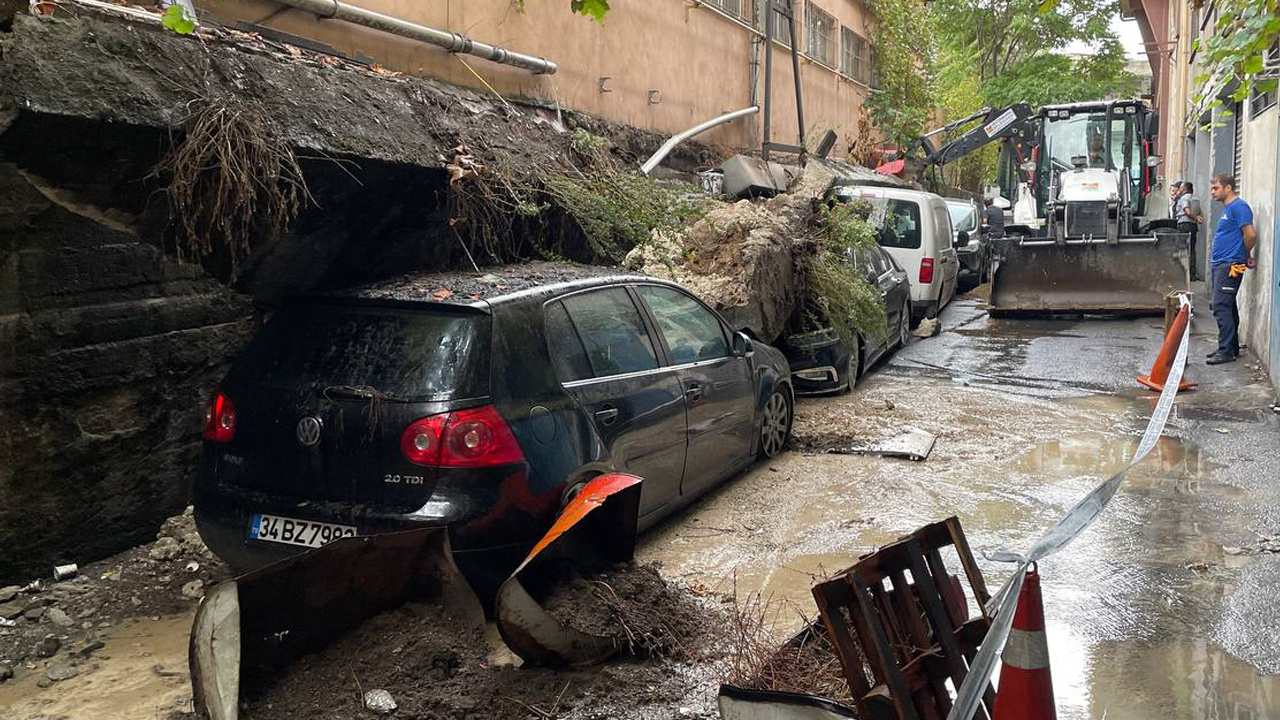 İstanbul'da istinat duvarı araçların üzerine çöktü