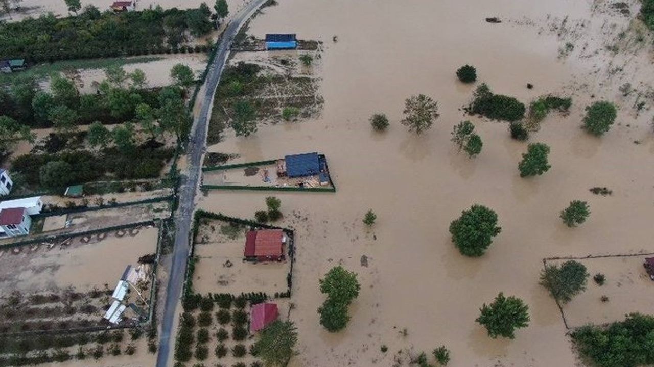 Şile'de dere taştı tarım arazileri ve evler sular altında kaldı! Türkiye genelinde sağanak hayatı olumsuz etkiledi