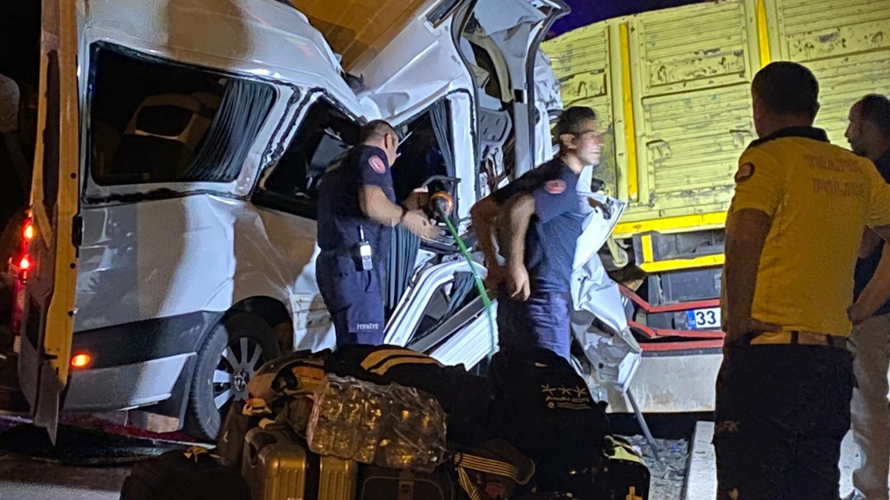 Antalya'da tur minibüsü kamyona ok gibi saplandı! 2 kişi öldü 9 kişi de yaralandı o anlar kamerada