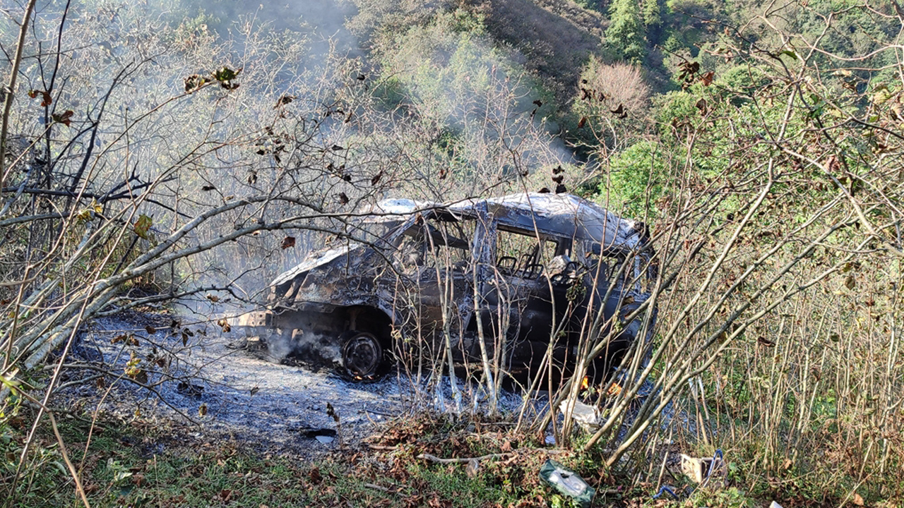 Samsun'da kamyonetle çarpışan minibüs uçuruma yuvarlandı