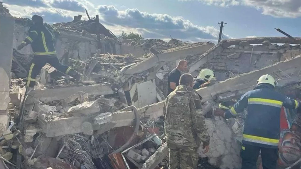Rusya Ukrayna'da köye füzeyle saldırdı: 49 kişi hayatını kaybetti