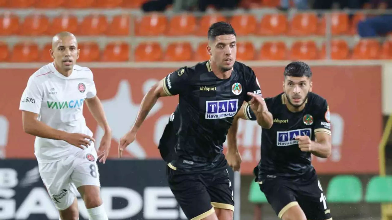 Alanyaspor sahasında Fatih Karagümrük'ü 2-1 mağlup etti