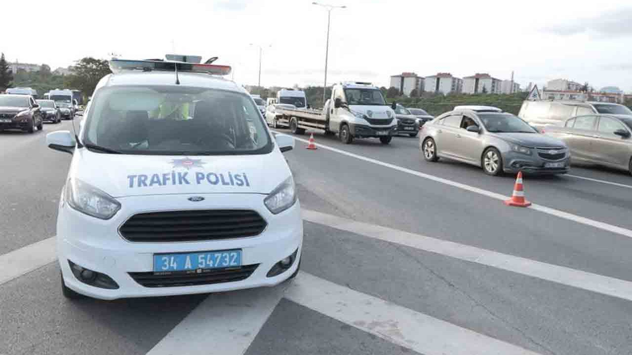 İstanbul'da polis ekiplerinden çakarlı araç denetimi