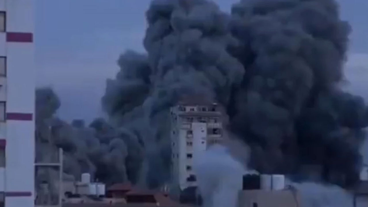 İsrail savaş uçakları, Gazze'deki 14 katlı Filistin Kulesi'ni bombaladı!