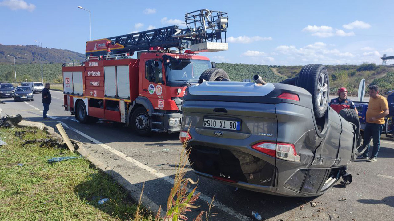 Sakarya'da hafif ticari araç ile otomobil çarpıştı: 7 kişi yaralandı!