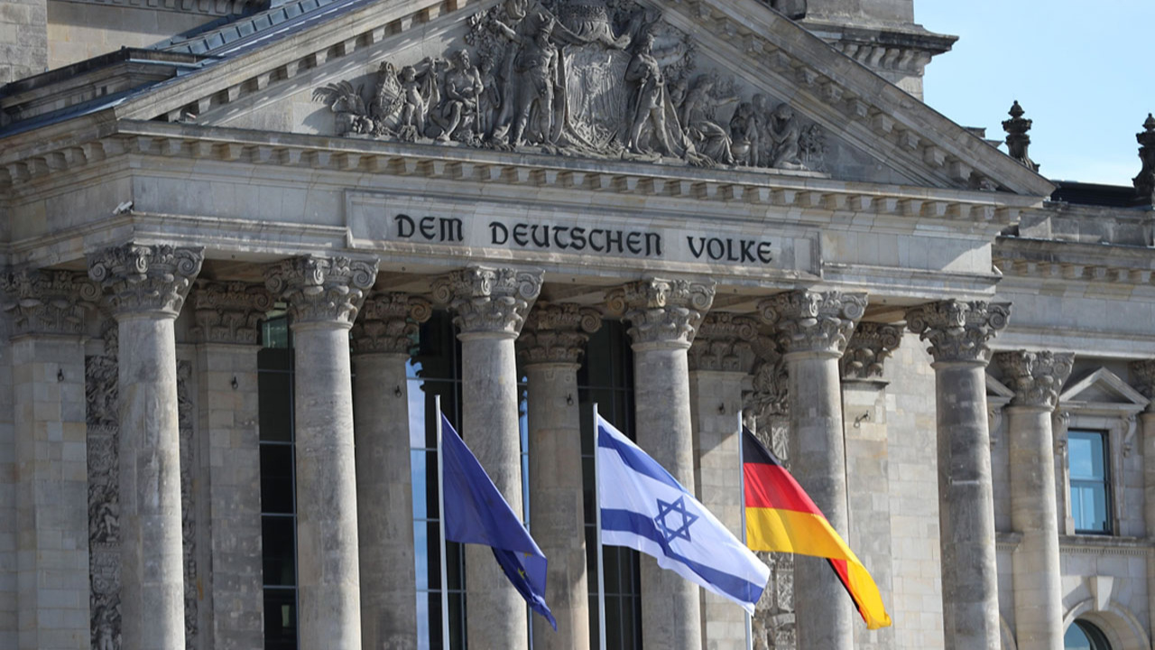 Almanya'da bazı binaların önüne İsrail bayrağı çekildi