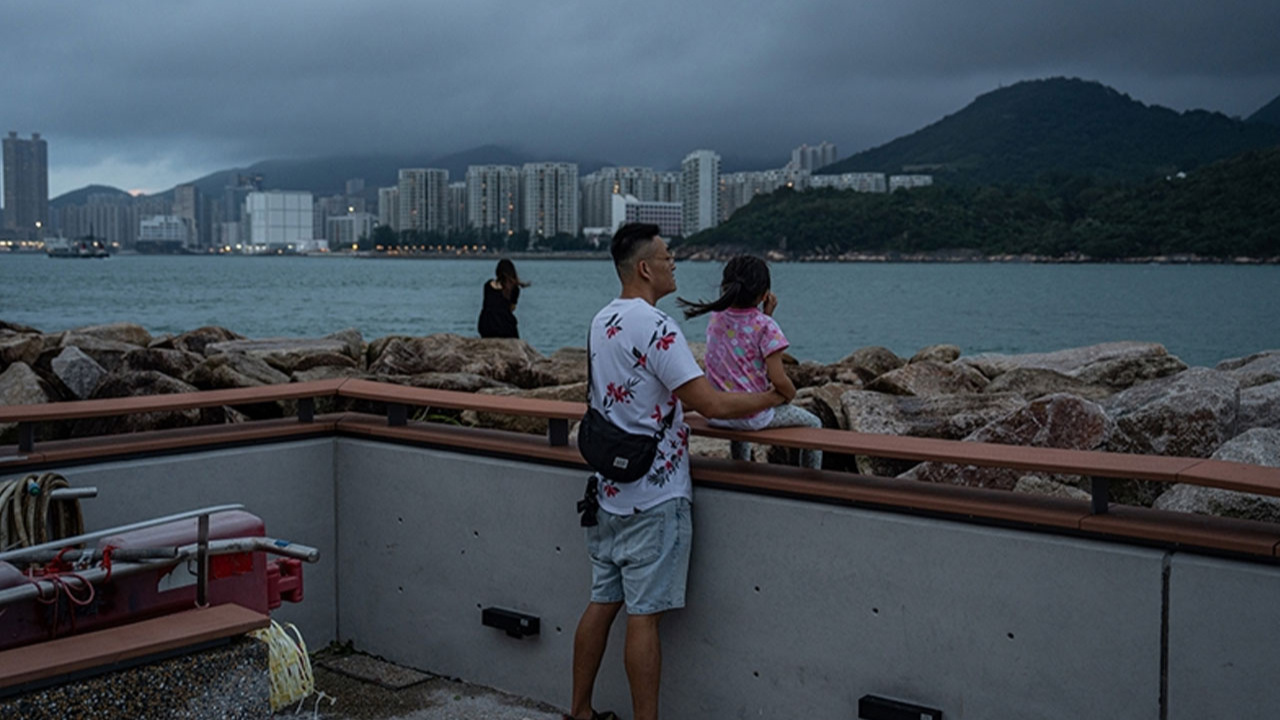 Hong Kong'da tayfun alarmı! Okullar kapatıldı, uçak seferleri iptal edildi!