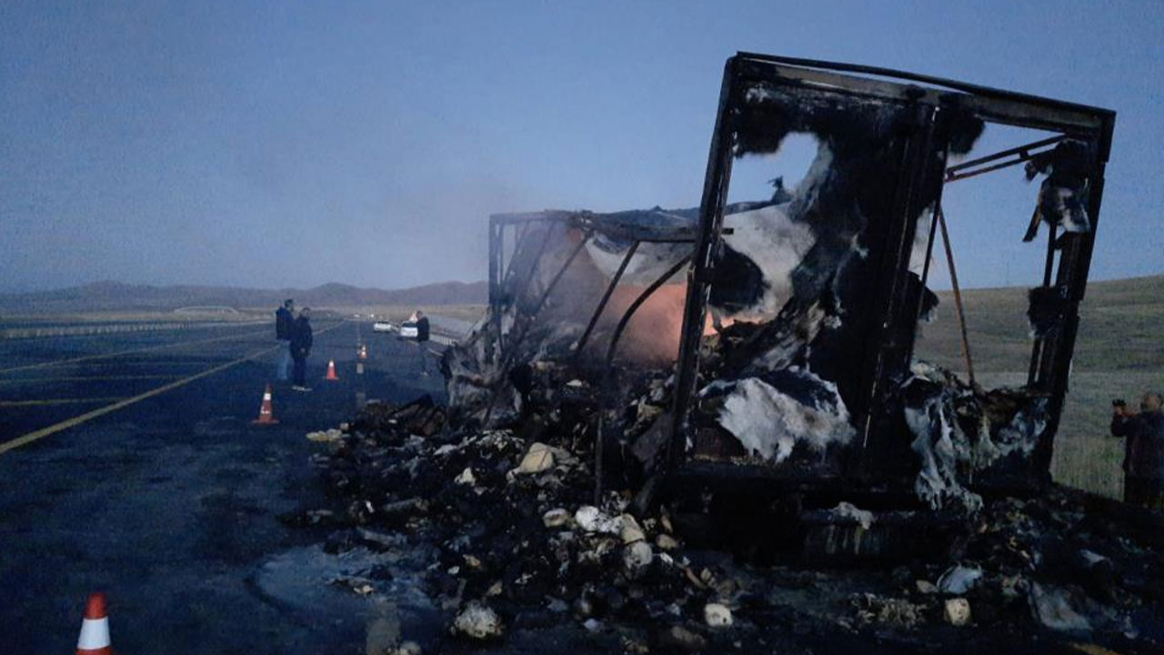 Kars'ta hareket halindeki kamyon yandı, kül oldu!