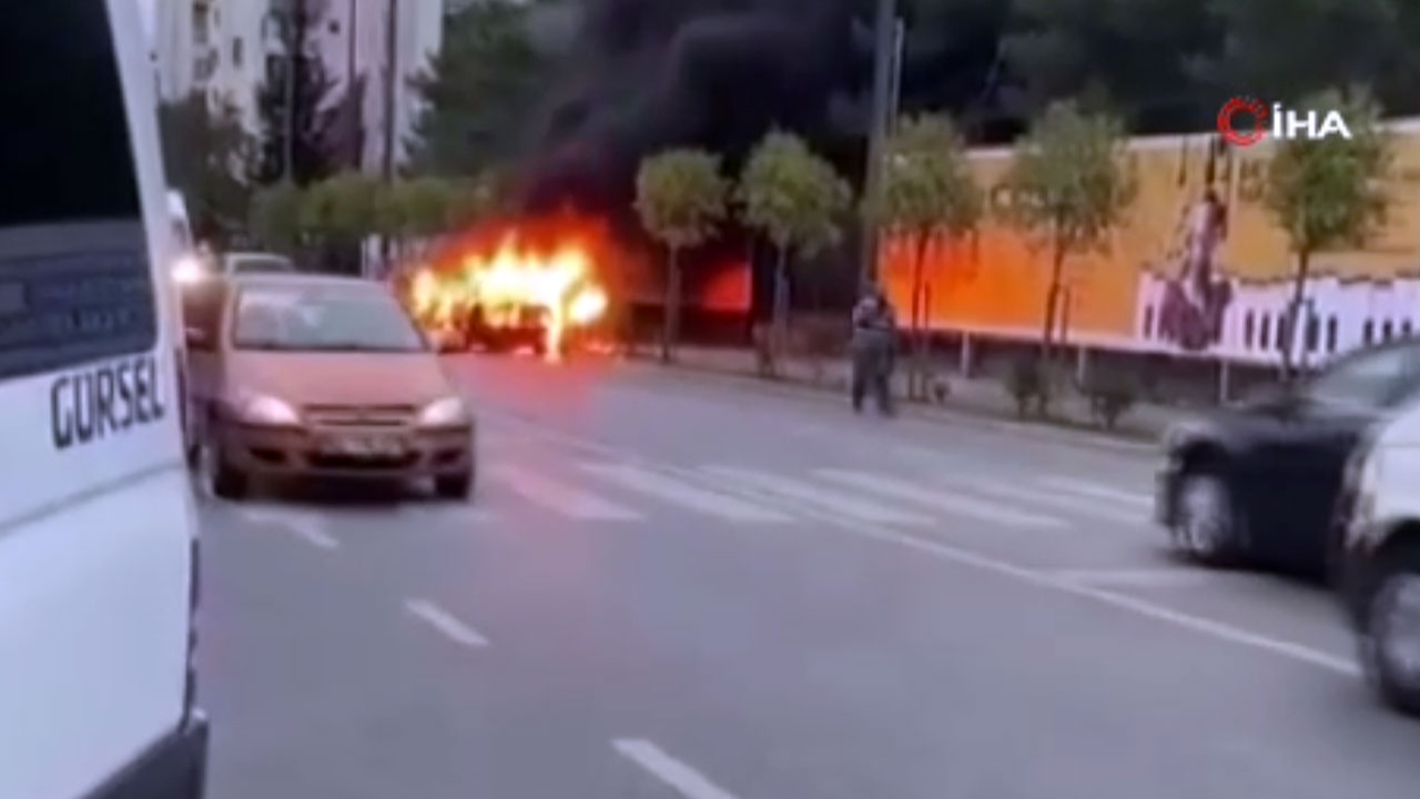 İstanbul'da seyir halinde alev alan otomobil cayır cayır yandı!