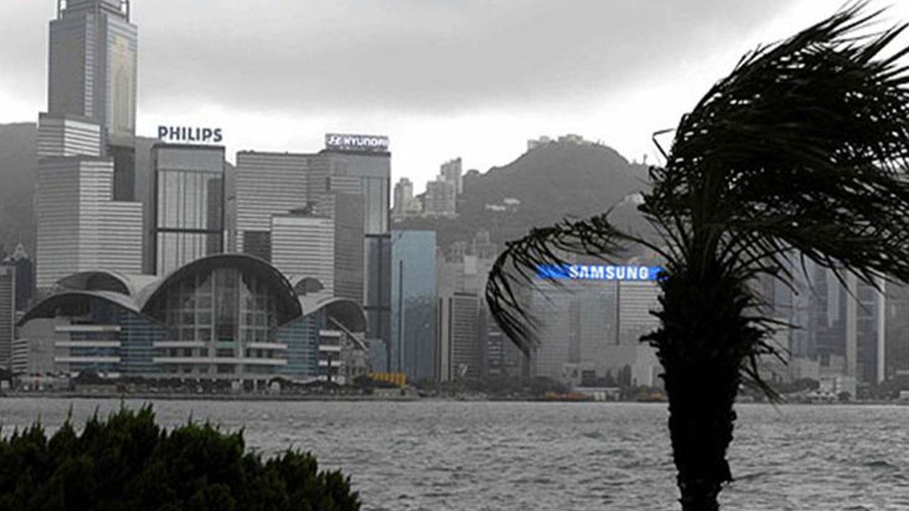 Hong Kong'da tayfun yüzünden borsada işlemlere ara verildi!