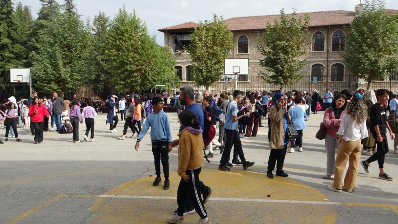 Deprem paniği veliler okullara akın etti! Okullar tatil mi edildi?