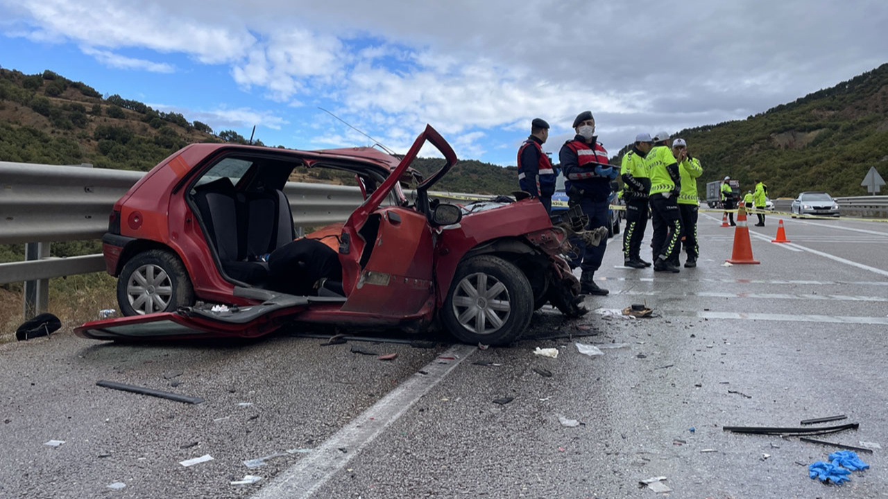 Sinop'ta otomobil kamyona çarptı: 4 kişi öldü, 1 kişi yaralandı!