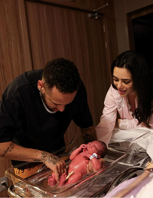 Sevgilisi hamileydi, Neymar ikinci kez baba oldu! Yıldız futbolcu, yeni doğan kızını böyle kucakladı