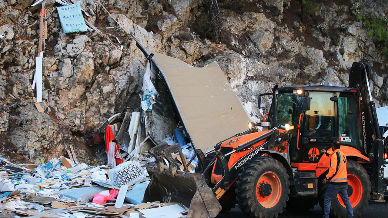 Muğla'da bir TIR kayalıklara çarparak parçalandı!