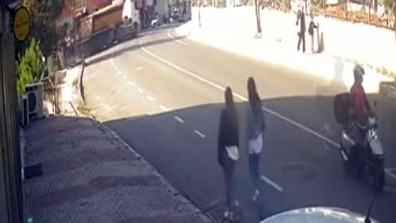 Beylikdüzü'nde motosikletli kapkaççılar yolda yürüyen kadının çantasını çaldı