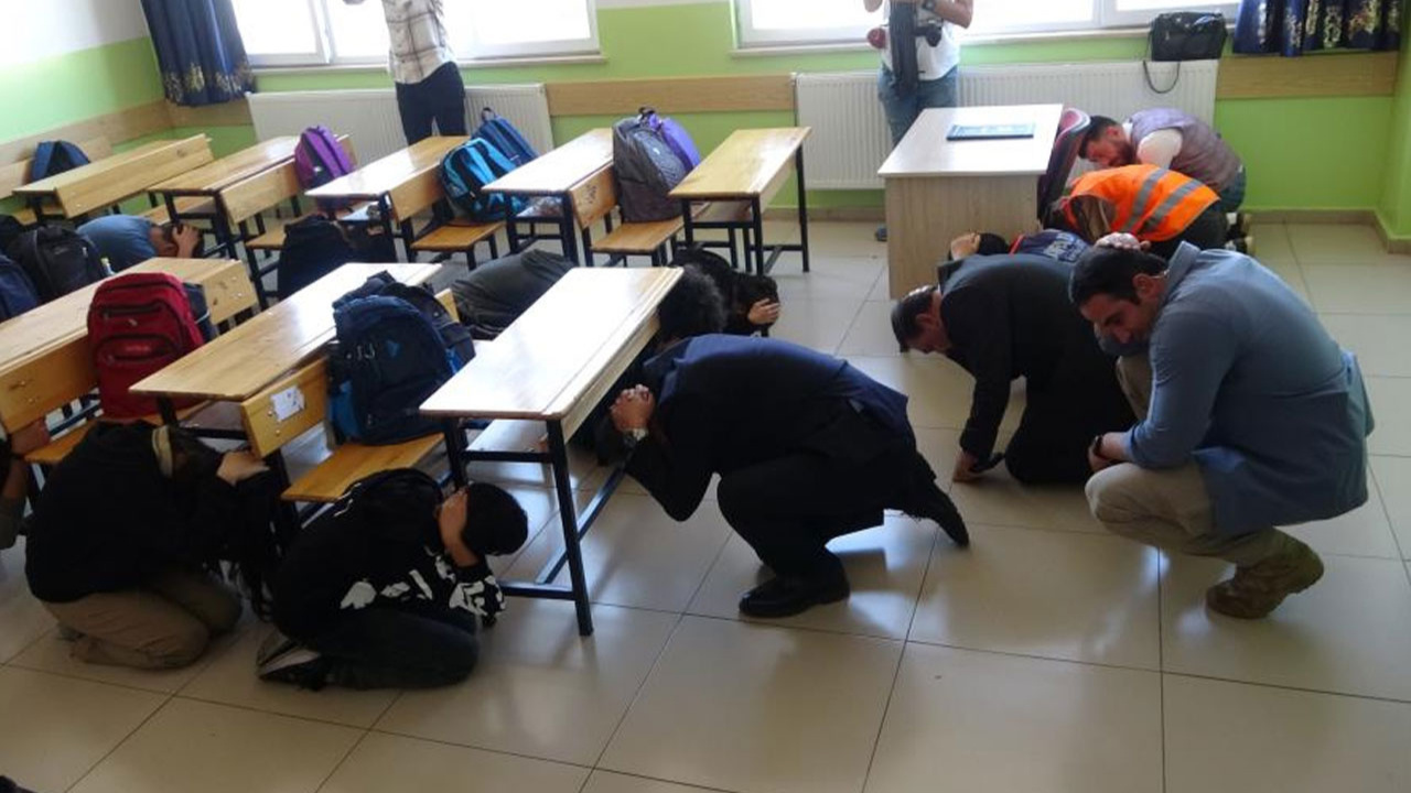 Bingöl’de 400 okulda eş zamanlı deprem tatbikatı yapıldı