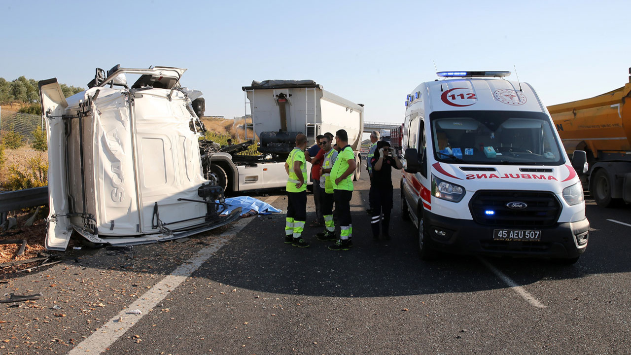Manisa'da tırla kamyon çarpıştı: 1 kişi hayatını kaybetti!