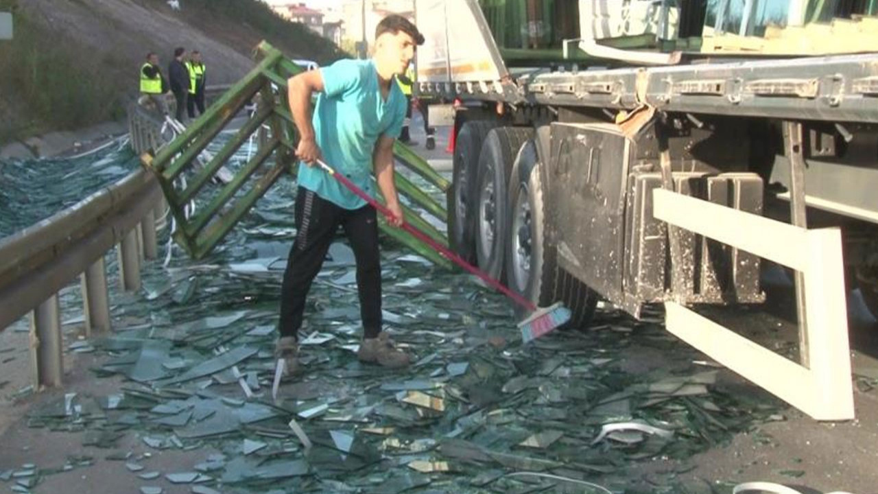 TIR virajı alamadı, taşıdığı camlar yola saçıldı!