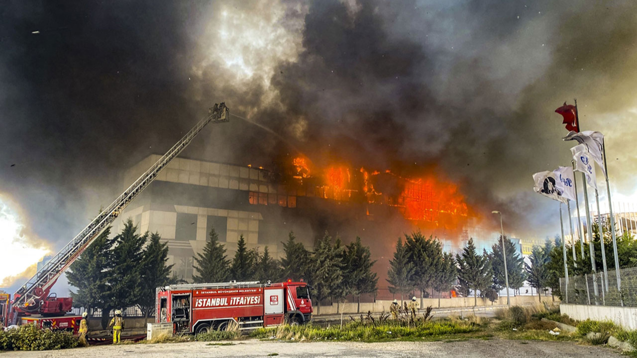 İstanbul Silivri'de fabrikada çıkan yangın devam ediyor!