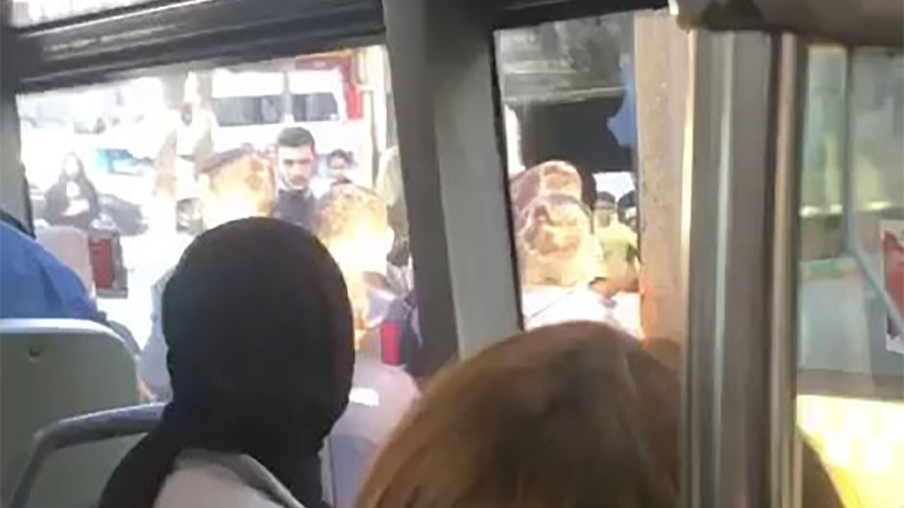 İstanbul'da maganda dehşeti kamerada! İETT otobüsünü taşlayıp şoförü dövdüler