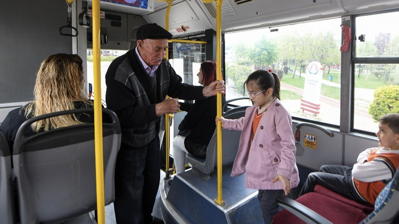 İstanbul'da 65 yaş üstü ücretsiz toplu taşıma kalkacak mı? İETT'den açıklama