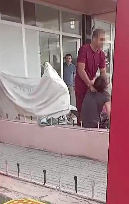 Denizli'de vahşet! Sokak ortasında eşinin boğazını kesti, pişman oldu