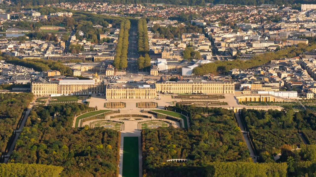 Fransa'nın başkenti Paris'te bulunan Versailles Sarayı tahliye edildi