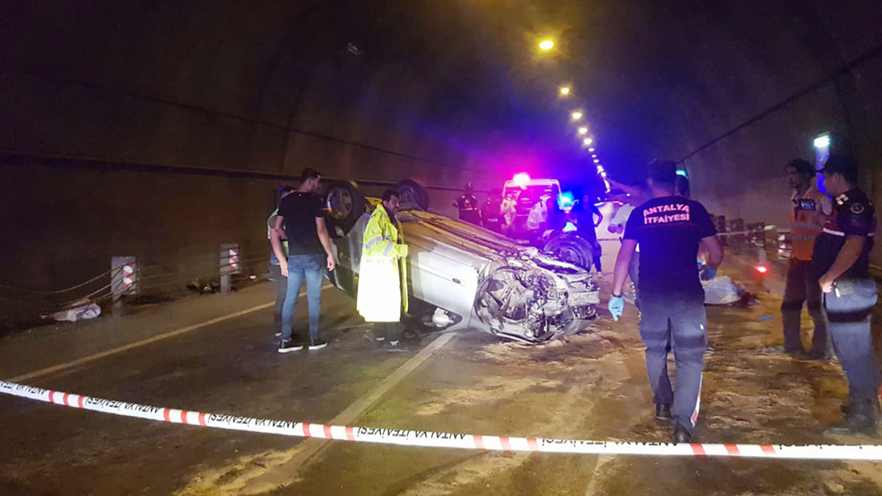 Alanya'da tünelde kaza! Otomobil bariyerlere çarptı, 2 kişi öldü!