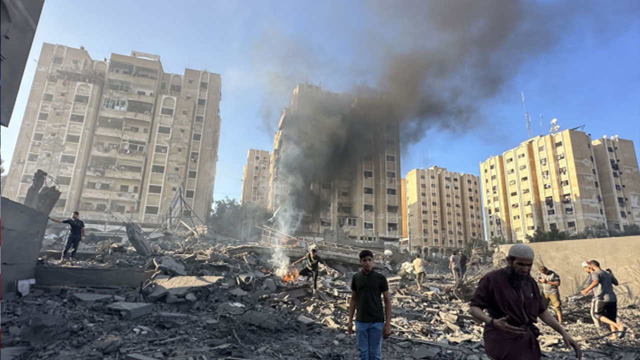 İsrail, Gazze'de mülteci kampındaki camiye saldırdı