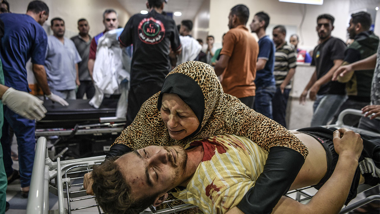 İsrail içinde 8 bin kişi olan hastanenin yakınını vurdu! İşte saniye saniye dehşet anları...