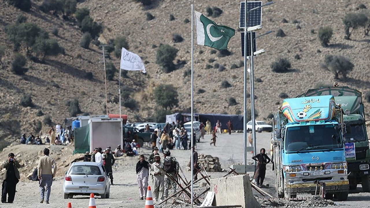 Pakistan'da yasa dışı bulunan 48 binden fazla Afgan ülkesine döndü