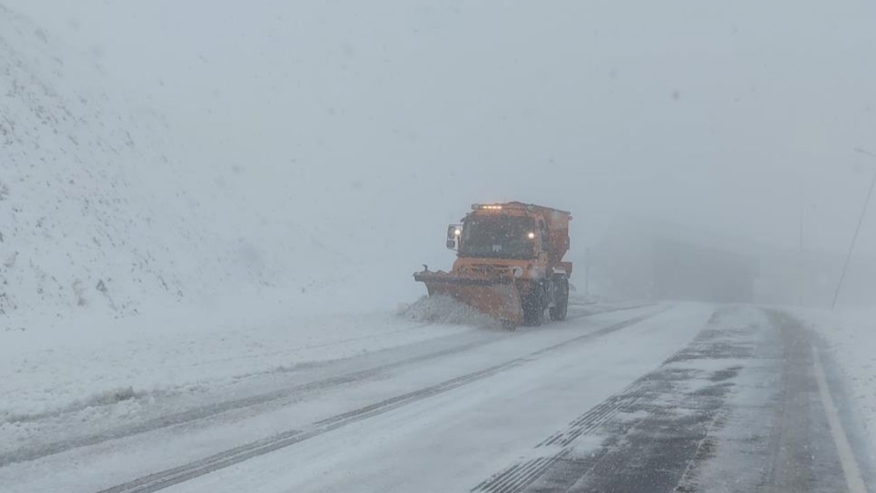 Van'da 3 bin rakımlı Karabet Geçidi'nde kar yağışı etkili oluyor