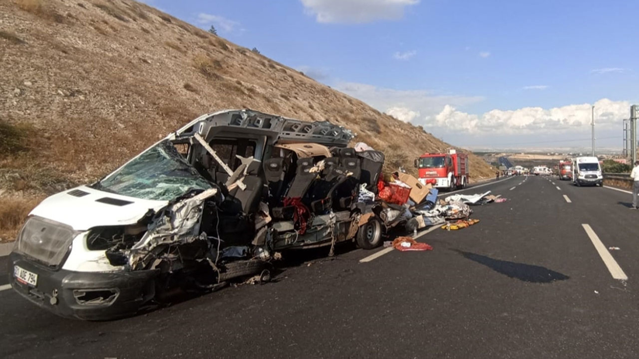 Otoyolda korkunç kaza! Minibüs kazasında 5 kişi öldü!