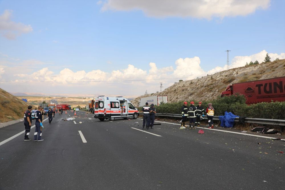 TAG Otoyolu'nda feci kaza! 5 kişi hayatını kaybetti yol ulaşıma kapatıldı