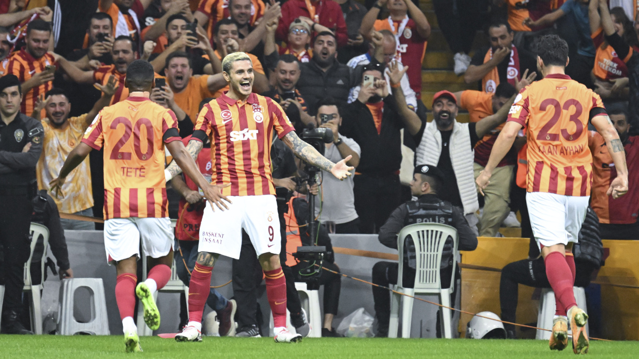 Galatasaray sahasında Beşiktaş'ı 2-1 mağlup etti