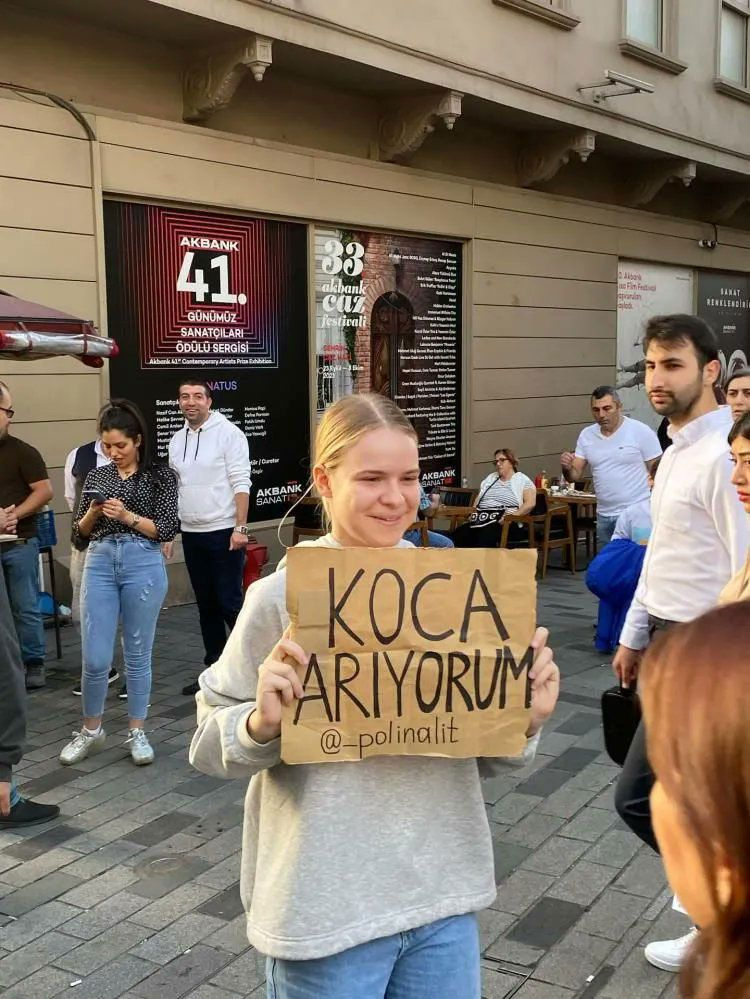 İstanbul sokaklarında pankartla kendine koca arıyor! Belaruslu 19 yaşındaki kız herkesi şaşırttı