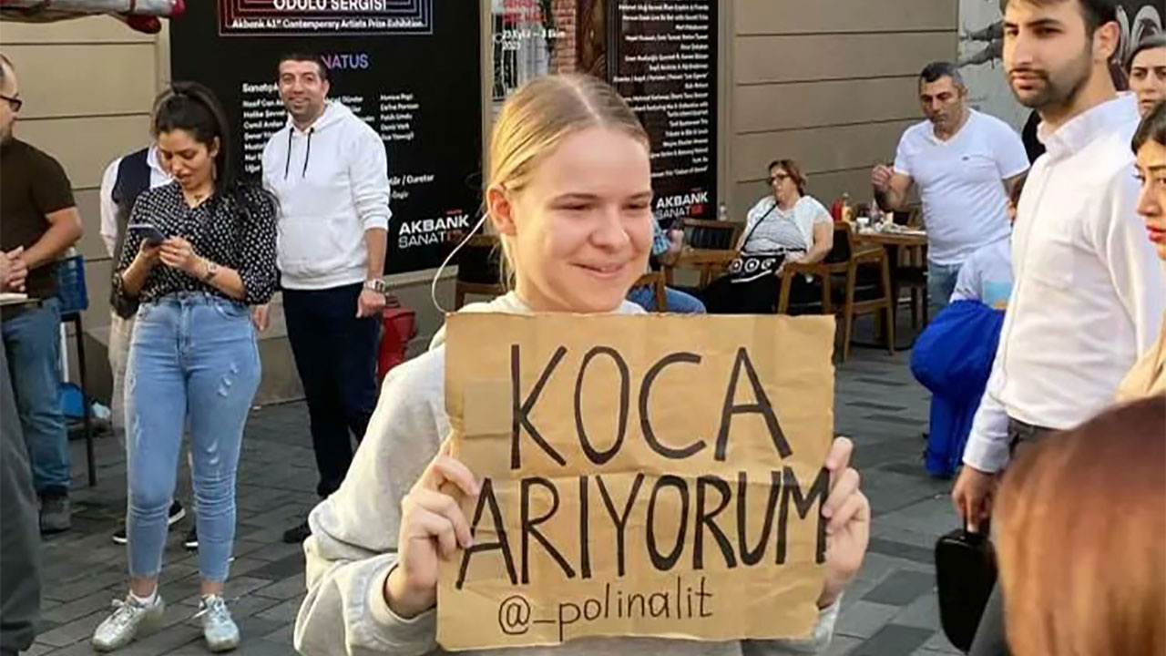 İstanbul sokaklarında pankartla kendine koca arıyor! Belaruslu 19 yaşındaki kız herkesi şaşırttı