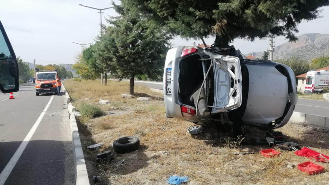 Burdur'da otomobil ağaca saplandı: Baba oğul hayatını kaybetti