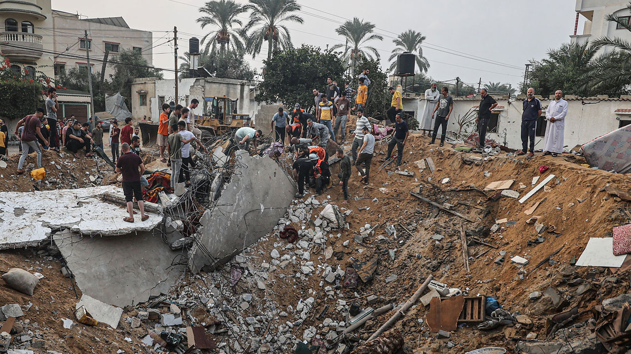 İsrail, Gazze'de bir camiyi daha bombaladı