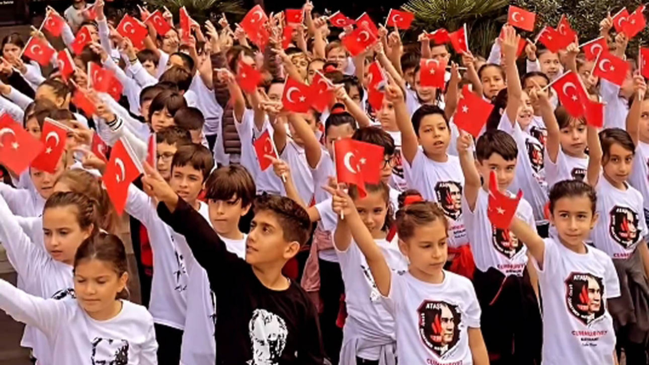 Şehit Öğretmen Hasan Akan İlkokulu öğrencileri Ataşehir'i inletti! Tüyleri diken diken eden gösteri...