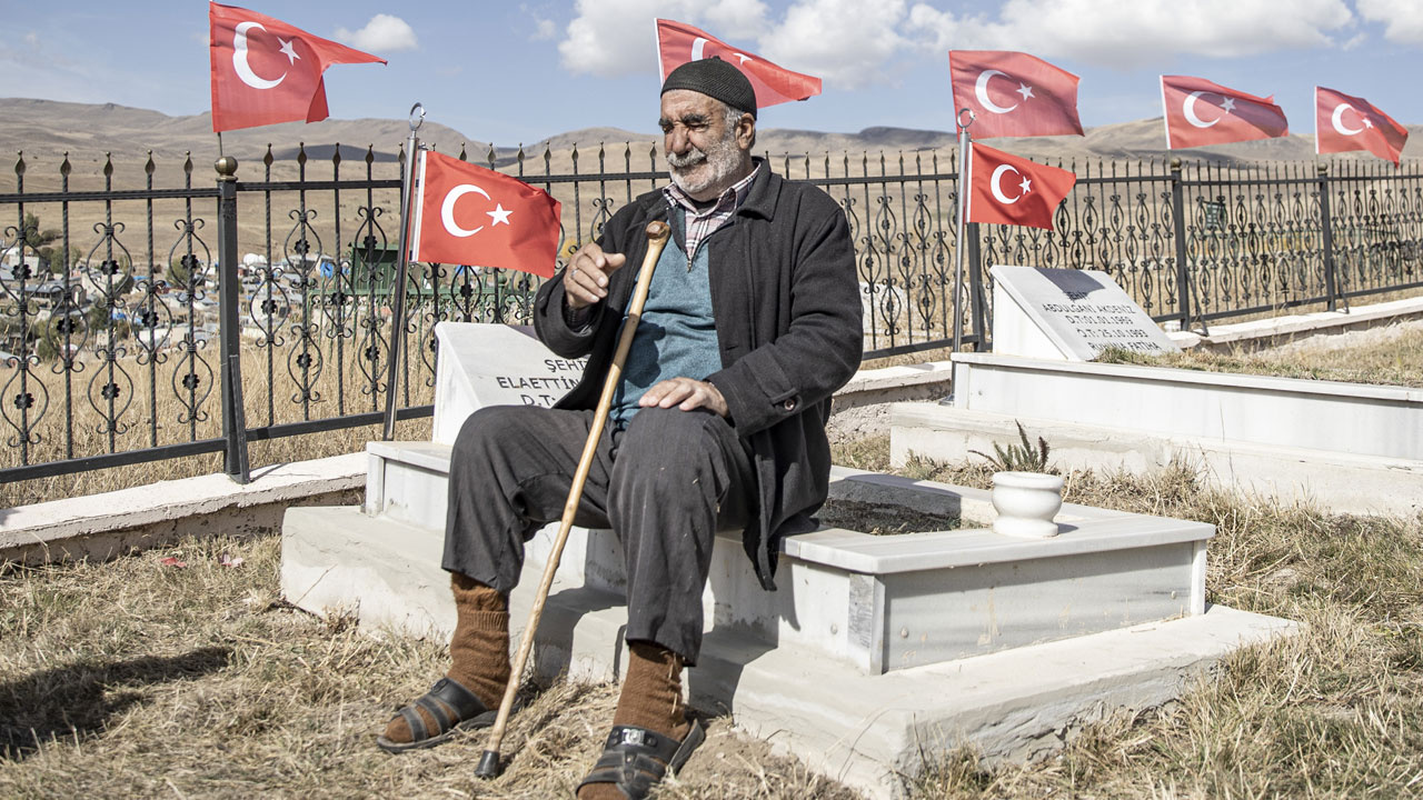 Terör örgütü PKK Erzurum Çat'ta 5'i çocuk 33 köylüyü öldürdü şehit yakını mezarı başında böyle ağladı