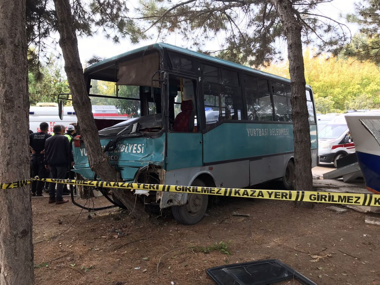 Freni patlayınca 2 aracı biçip parka daldı! Elazığ'da öğrencileri taşıyan midibüs ortalığı savaş alanına çevirdi