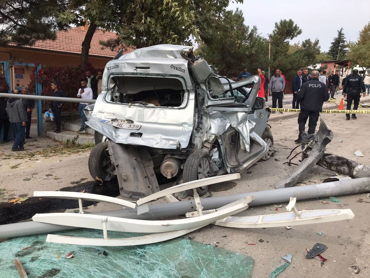 Freni patlayınca 2 aracı biçip parka daldı! Elazığ'da öğrencileri taşıyan midibüs ortalığı savaş alanına çevirdi