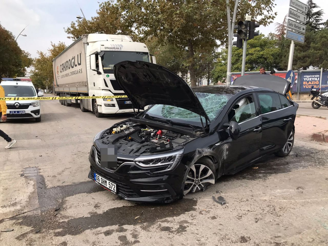 Freni patlayınca 2 aracı biçip parka daldı! Elazığ'da öğrencileri taşıyan midibüs ortalığı savaş alanına çevirdi
