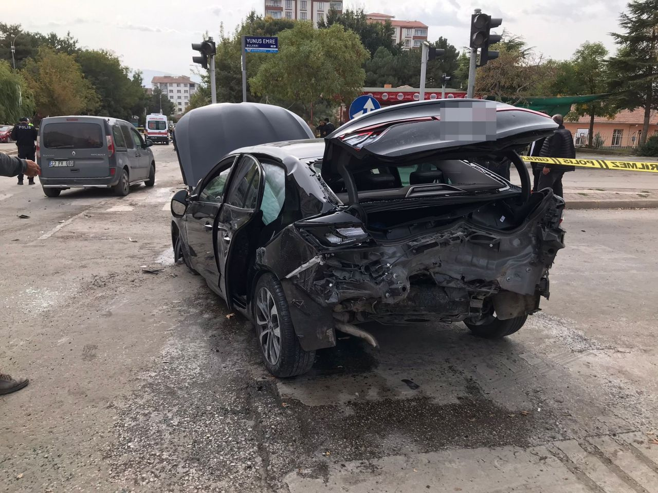 Freni patlayınca 2 aracı biçip parka daldı! Elazığ'da öğrencileri taşıyan midibüs ortalığı savaş alanına çevirdi