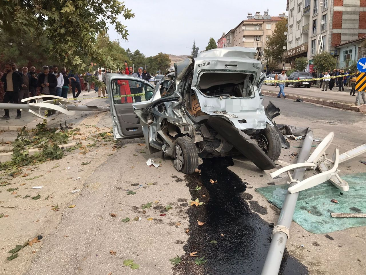 Freni patlayınca 2 aracı biçip parka daldı! Elazığ'da öğrencileri taşıyan midibüs ortalığı savaş alanına çevirdi