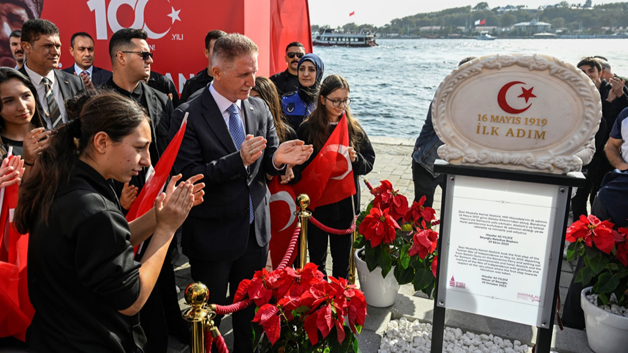 İstanbul'da Beyoğlu Karaköy Rıhtımı'na "İlk Adım Anıtı" yerleştirildi