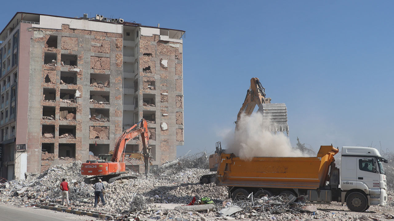 Hatay'da ağır hasarlı binaların kontrollü yıkımı sürüyor!