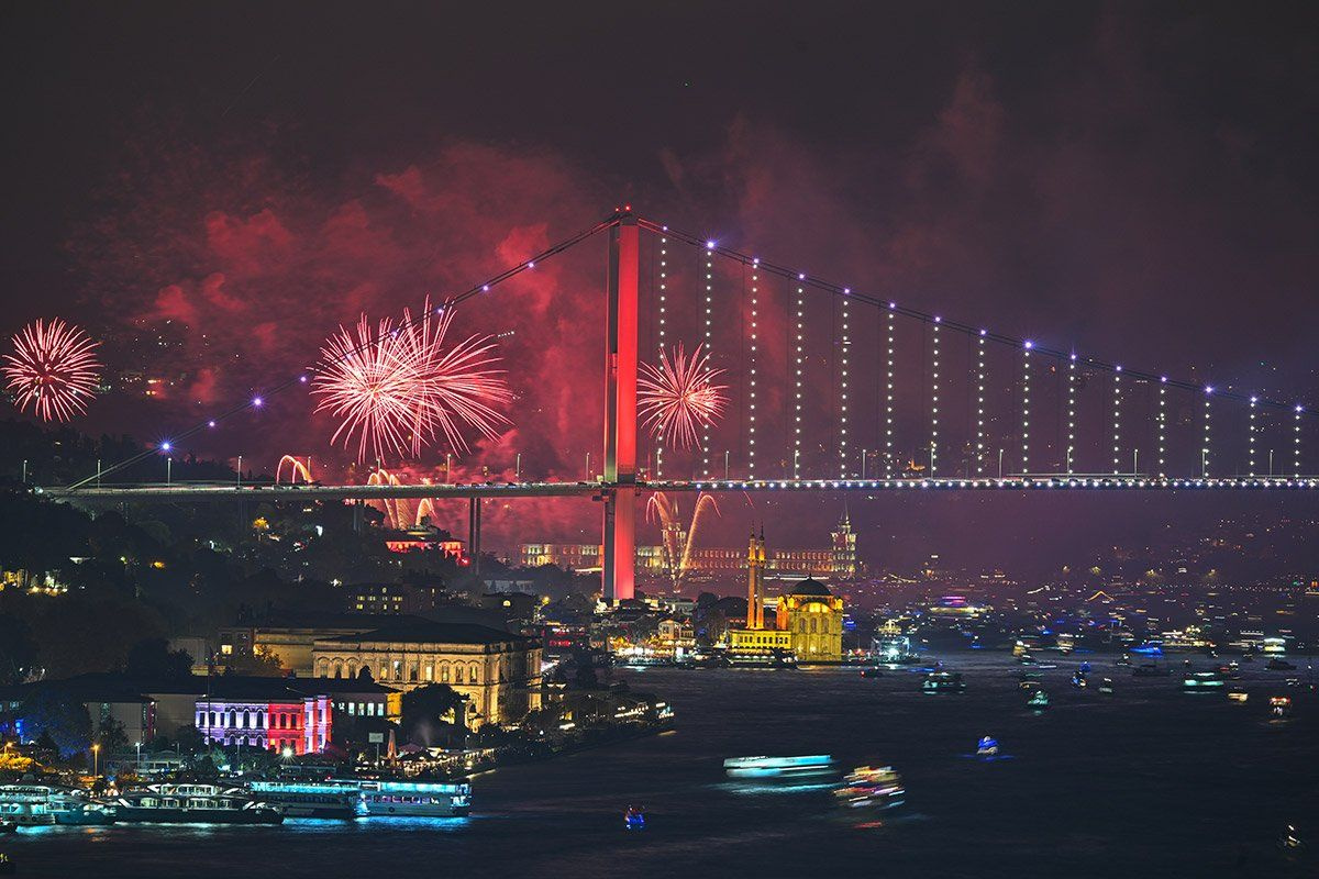 İstanbul Boğazı’nda Cumhuriyet Bayramı'na özel muhteşem havai fişek gösterisi