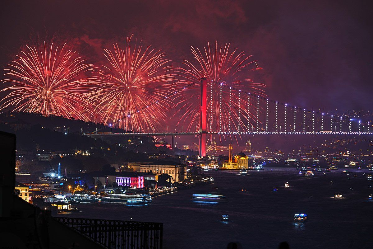 İstanbul Boğazı’nda Cumhuriyet Bayramı'na özel muhteşem havai fişek gösterisi